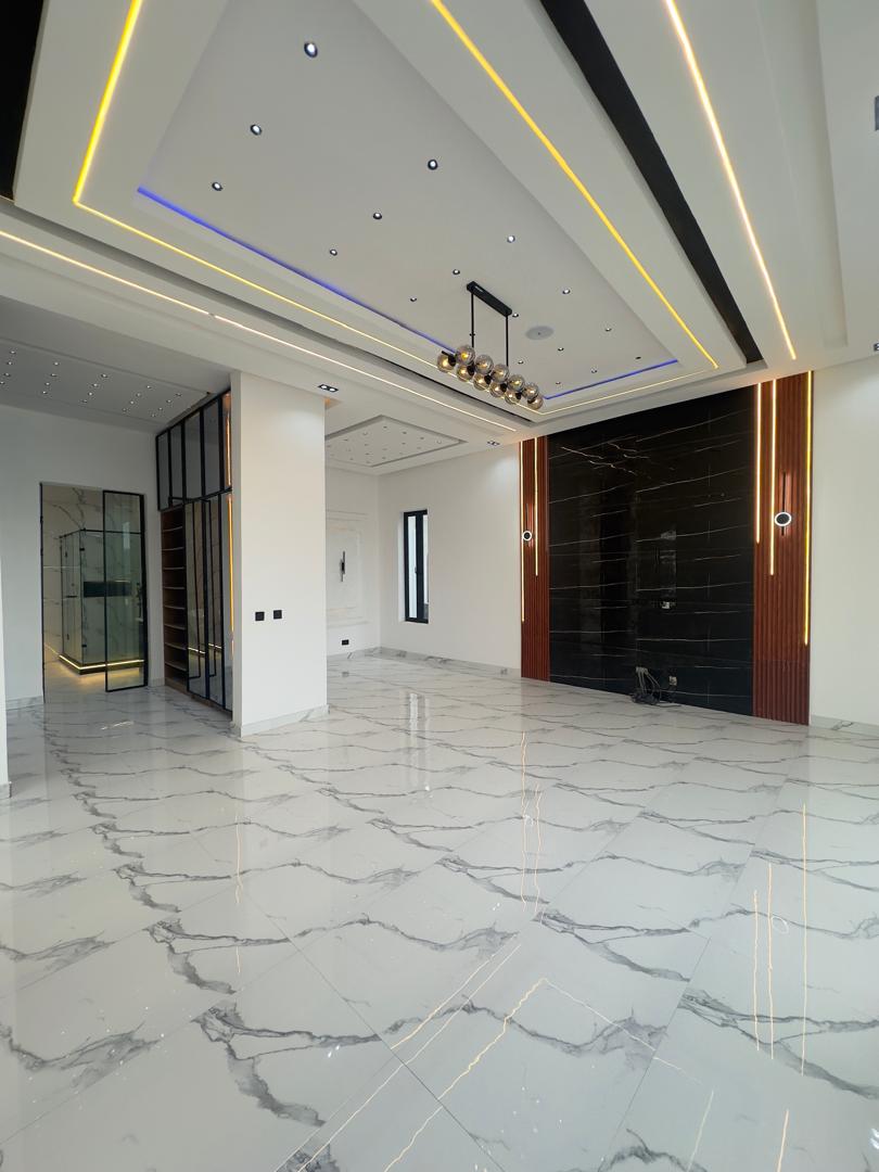 5 BEDROOM FULLY DETACHED DUPLEX