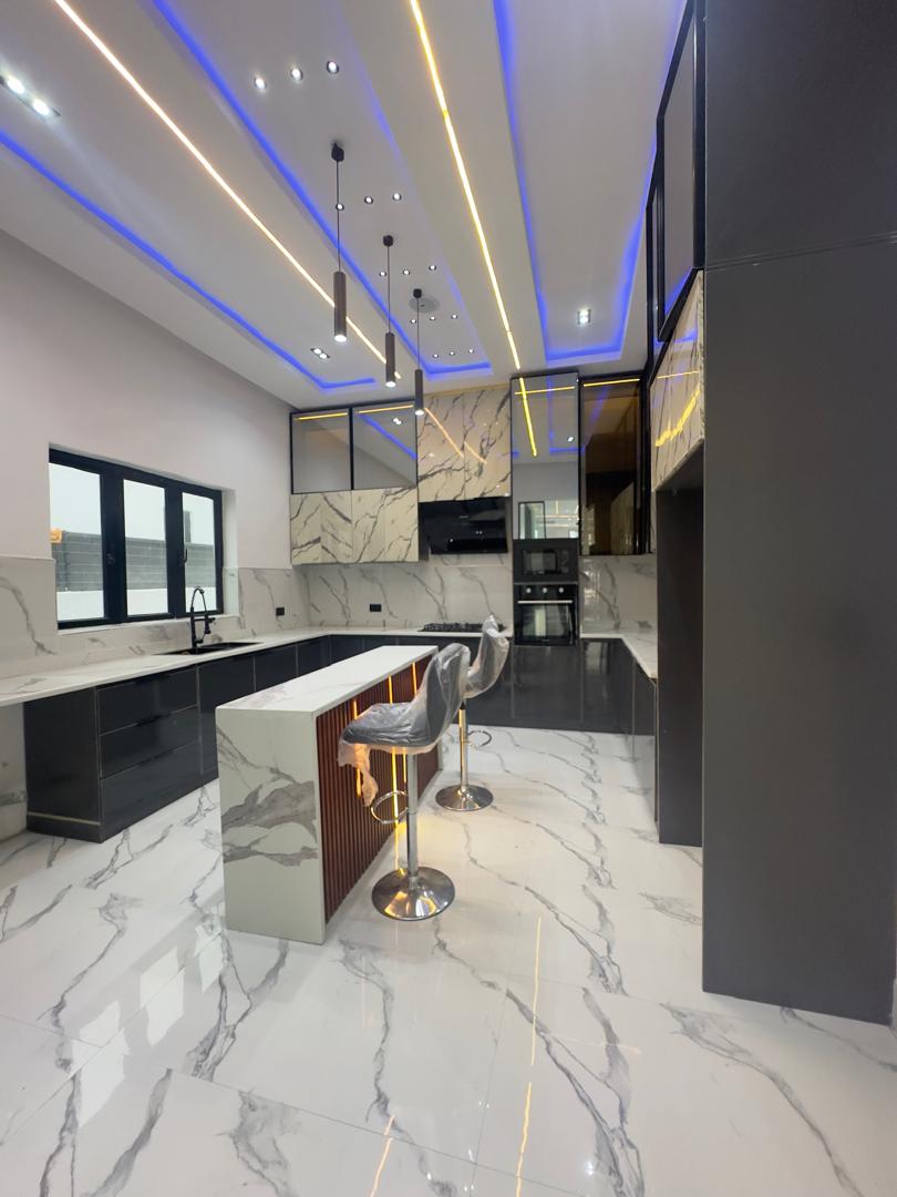 5 BEDROOM FULLY DETACHED DUPLEX