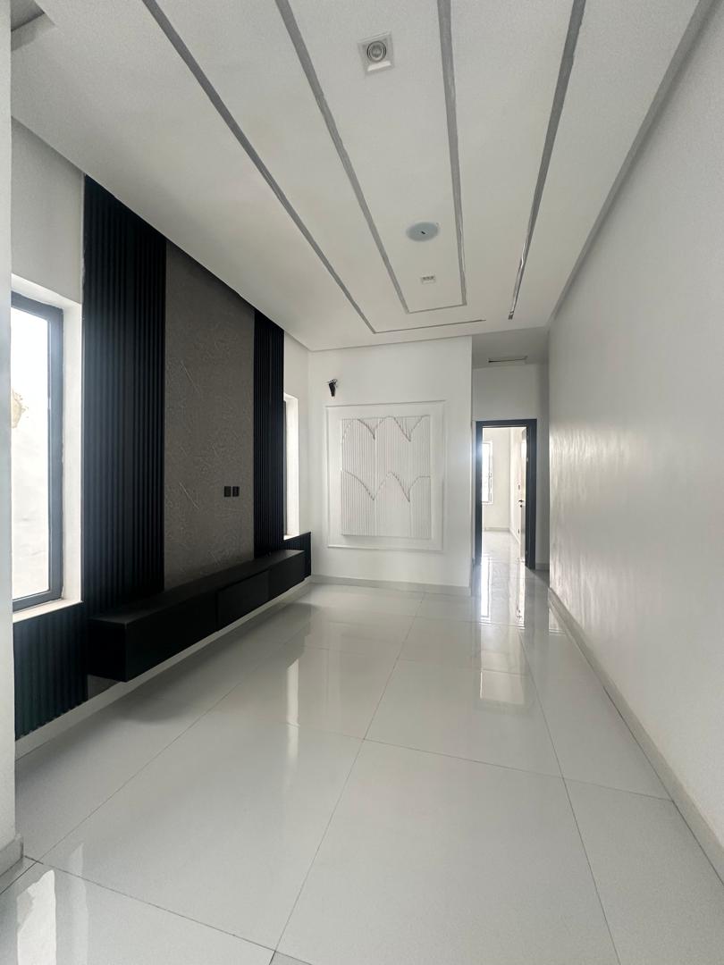CONTEMPORARY 5 BEDROOM FULLY DETACHED DUPLEX PLUS POOL 
