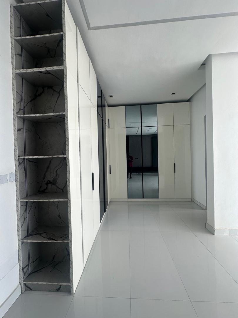 CONTEMPORARY 5 BEDROOM FULLY DETACHED DUPLEX PLUS POOL 