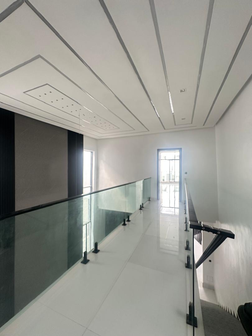 CONTEMPORARY 5 BEDROOM FULLY DETACHED DUPLEX PLUS POOL 