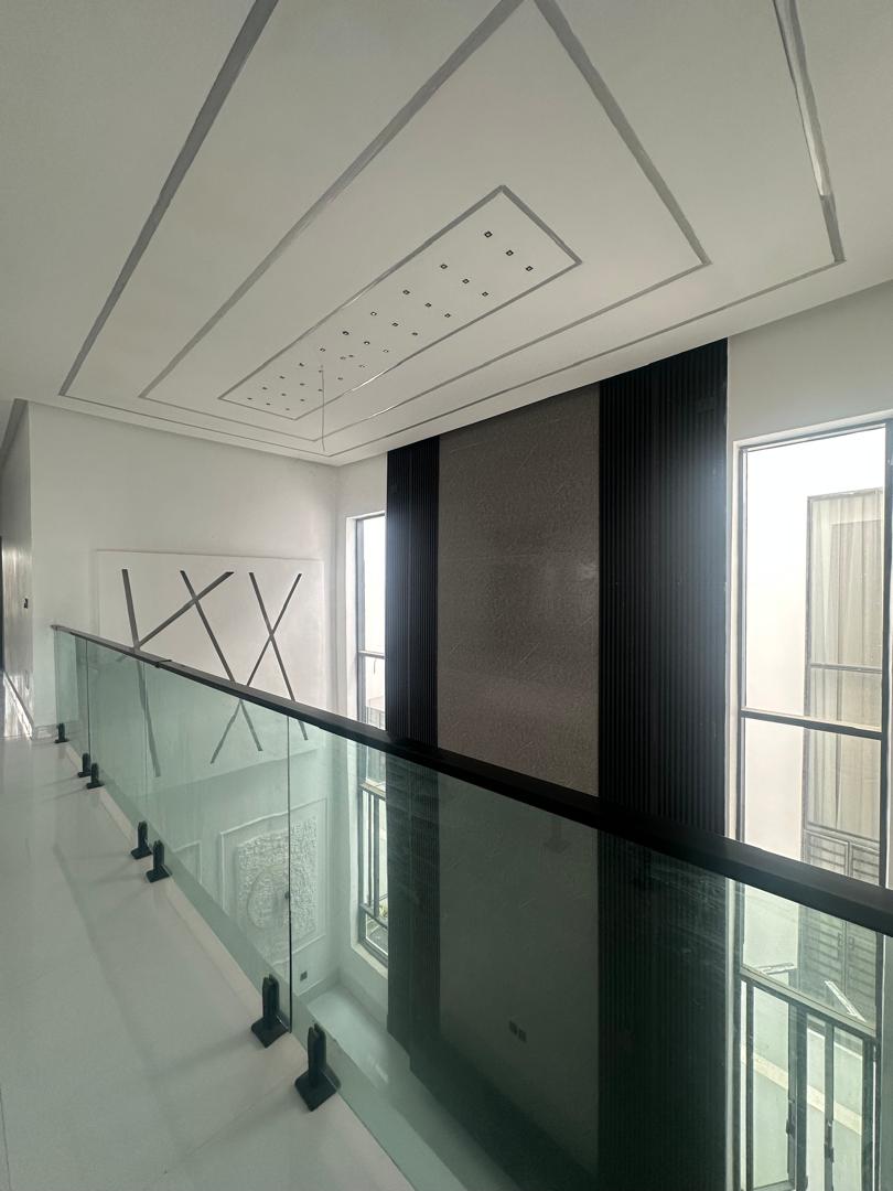 CONTEMPORARY 5 BEDROOM FULLY DETACHED DUPLEX PLUS POOL 