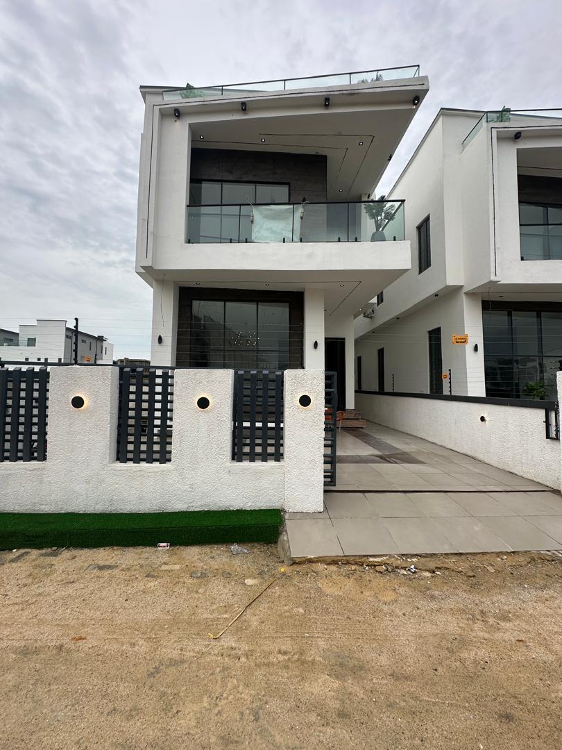 4 BEDROOM FULLY DETACHED DUPLEX 