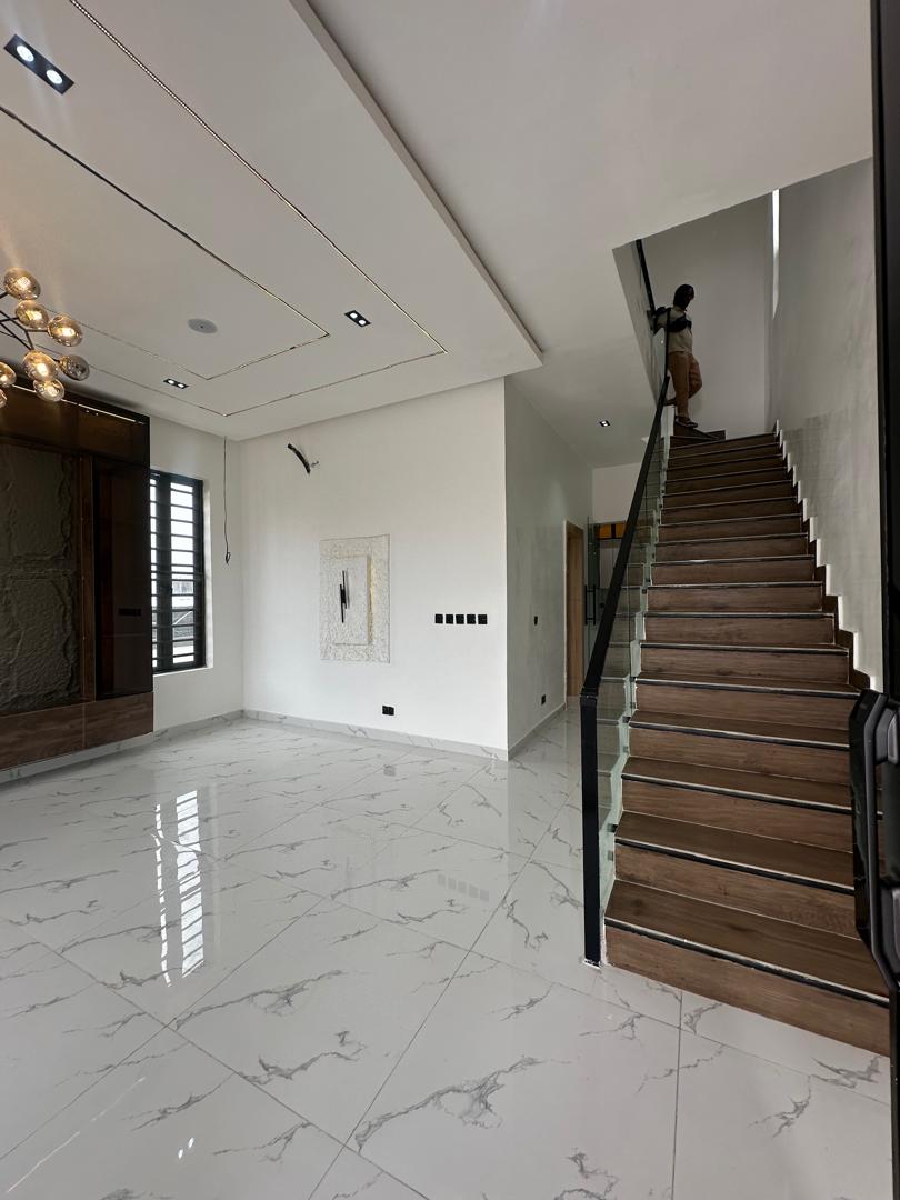 4 BEDROOM FULLY DETACHED DUPLEX 