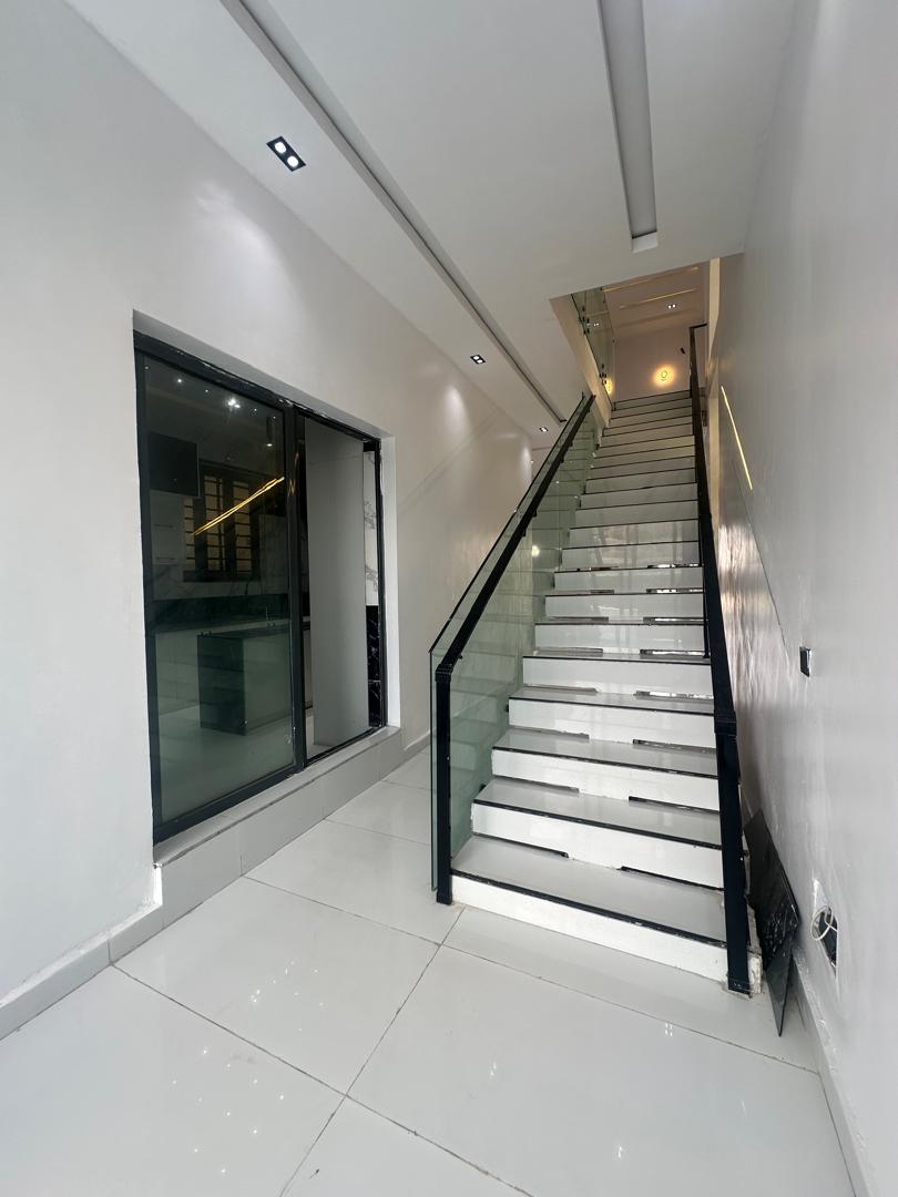 5 BEDROOM FULLY DETACHED DUPLEX PLUS POOL 