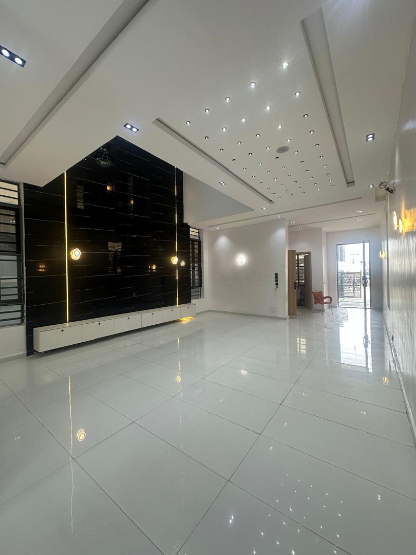 5 BEDROOM FULLY DETACHED DUPLEX PLUS POOL 