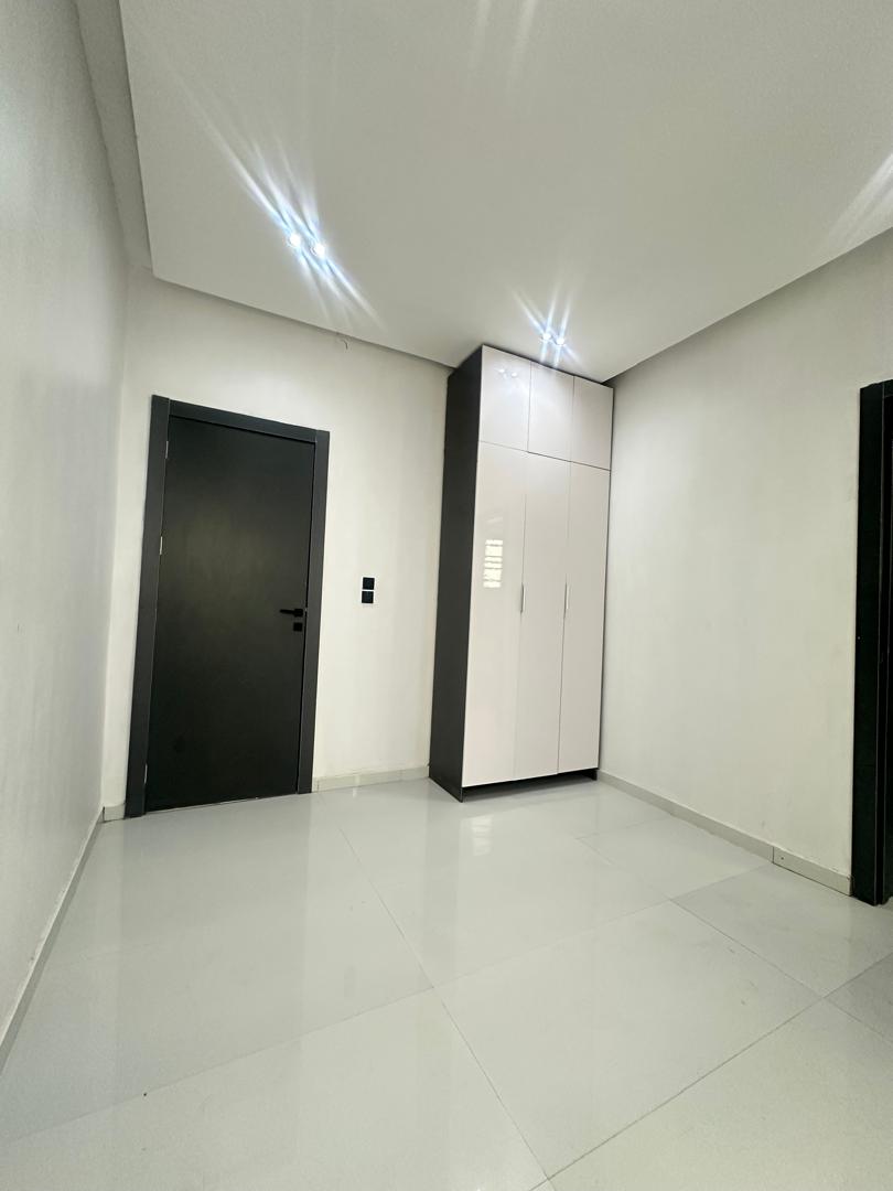 5 BEDROOM FULLY DETACHED DUPLEX
