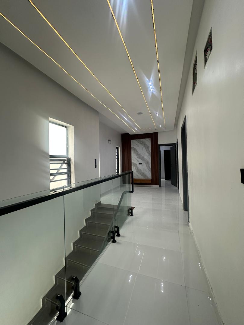 5 BEDROOM FULLY DETACHED DUPLEX