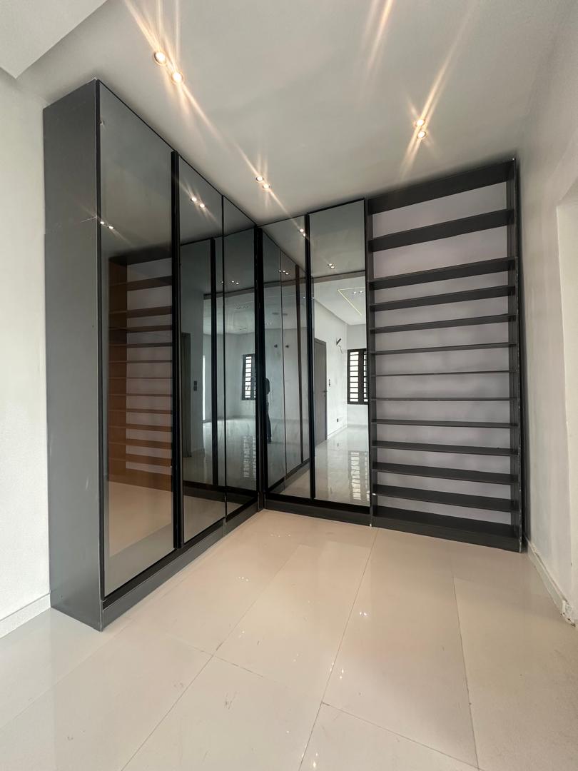 5 BEDROOM FULLY DETACHED DUPLEX