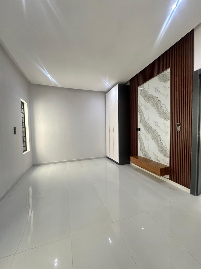 5 BEDROOM FULLY DETACHED DUPLEX