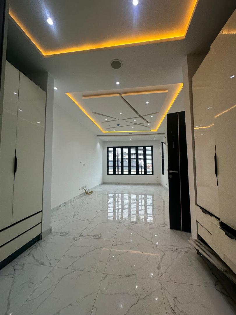 Mega 4 Bed Terrace Duplex 