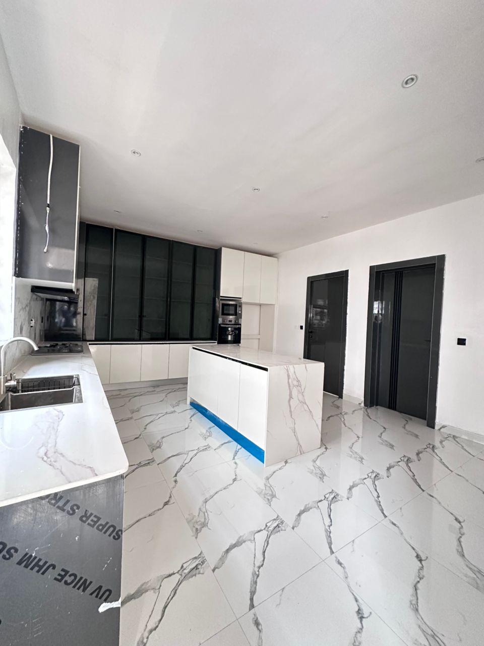 4 BED SEMI - DETACHED WITH POOL + BQ